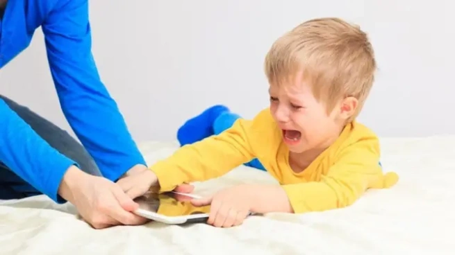 تأثير استخدام الآباء للأجهزة الذكية على الأطفال