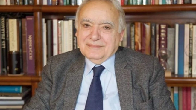 وزير الثقافة غسان سلامة يلتقي نظيره الإماراتي الشيخ سالم القاسمي في أبوظبي لبحث تعزيز التعاون الثقافي