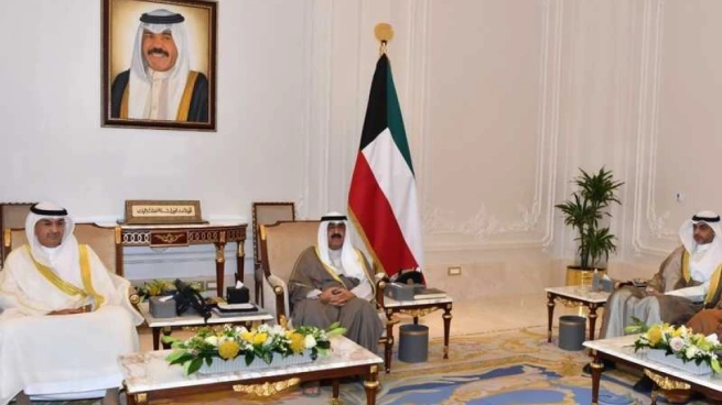 الأمير الشيخ مشعل الأحمد يستقبل ولي العهد ورئيس المجلس الأعلى للقضاء ورئيس الوزراء بالإنابة