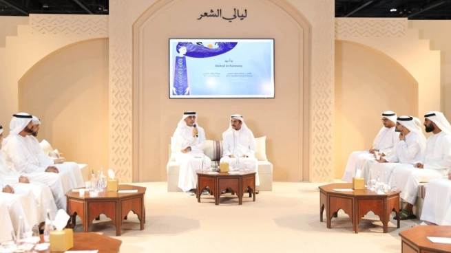 الشاعر عبد الله بلحيف يضيء أمسية شعرية في معرض أبوظبي الدولي للكتاب تحت شعار "يداً بيد"