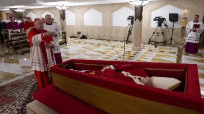 الان الصور الأولى للبابا فرنسيس مسجى في نعشه