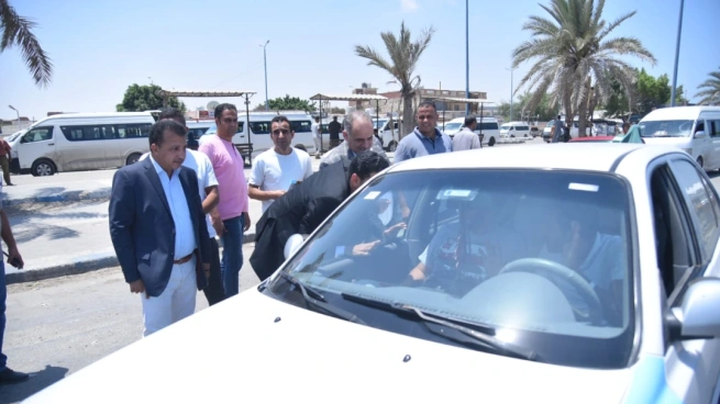 محافظ مطروح يتابع انتظام سير العمل بمواقف سيارات السرفيس ويؤكد التزام التعريفة الجديدة