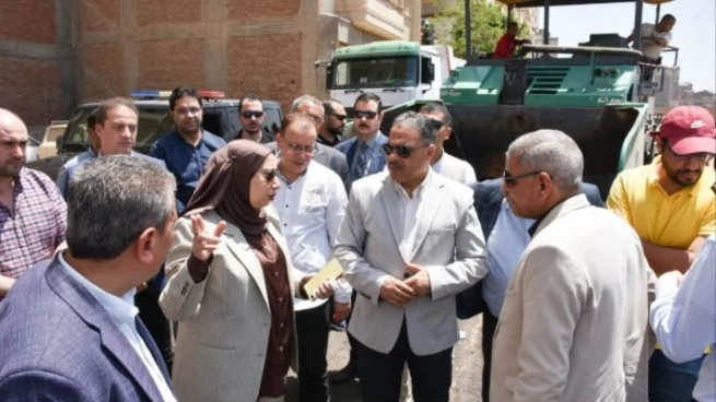 محافظ الشرقية يتفقد أعمال رصف الشوارع الداخلية بالزقازيق