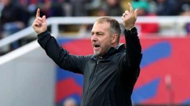 هانزي فليك يحجم عن تمديد عقده مع برشلونة لأكثر من عام