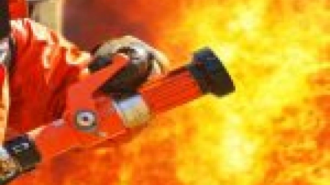 شاب بريطاني يحرق منزله مرتين بحثاً عن رجال الإطفاء