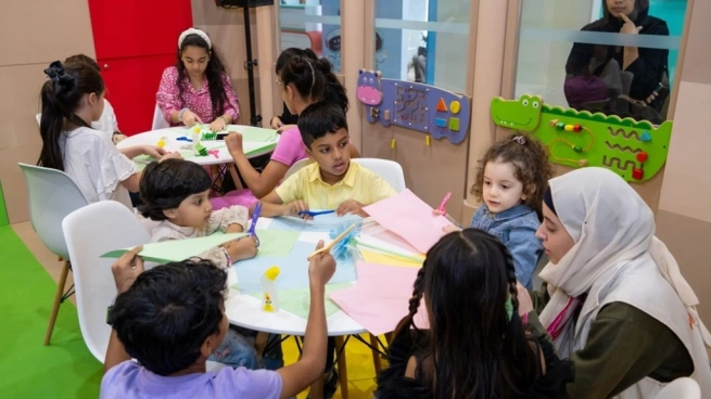 أطفال مهرجان الشارقة القرائي يجسدون القصص في أعمال فنية مبدعة