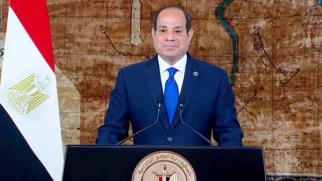الرئيس السيسي يصل احتفالية عيد العمال في السويس