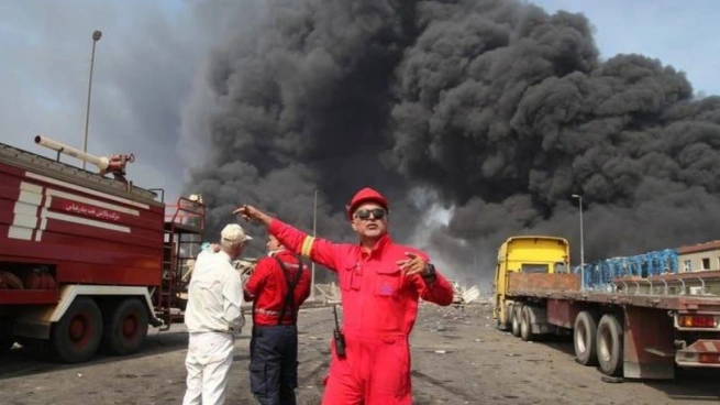 اندلاع النيران مجددًا في حاويات بميناء رجائي الإيراني بعد انفجار مأسوي