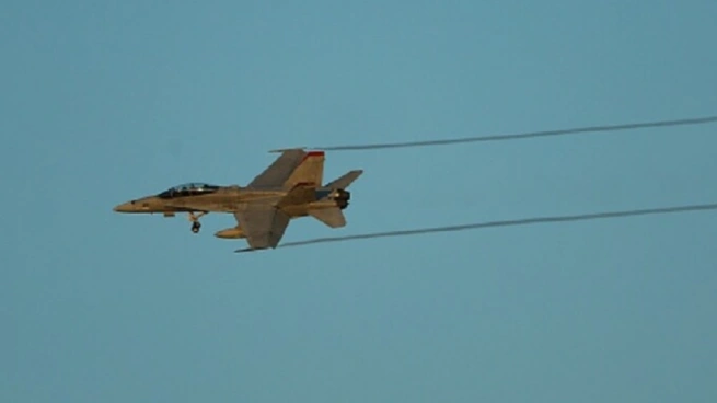 عاجل سقوط طائرة مقاتلة من طراز «إف-18» فوق البحر الأحمر