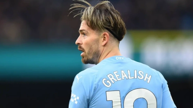 جاك غريليش يقلد تسريحة هالاند ويواصل أعماله الخيرية