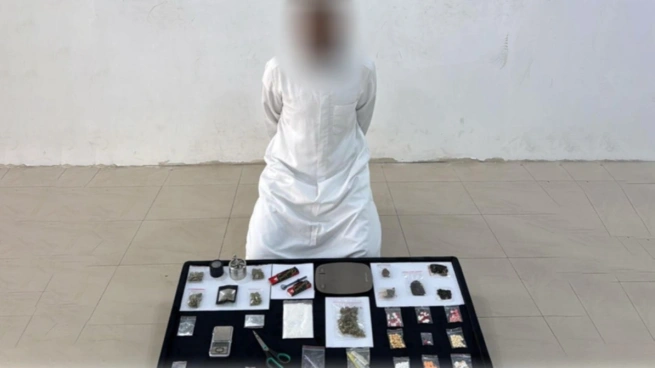 ضبط مواطن في بنيد القار بتهمة حيازة كميات من المخدرات