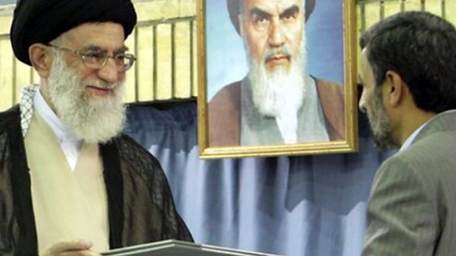 المرشد الإيراني خامنئي يطالب بإجراء تحقيق شامل في ملابسات الانفجار المأساوي بجنوب إيران