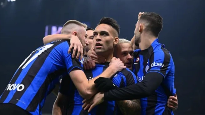 انتر ميلان يلاحق نابولي في صدارة الدوري الإيطالي